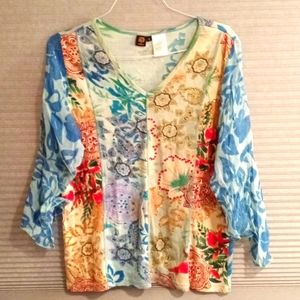 Multicolor sequined V-Neck top with flutter sleeves. 💙❤️